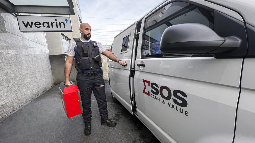 Prima mondiale: il personale di sicurezza addetto al trasporto di SOS Cash & Value aumenta la sicurezza nello svolgimento delle proprie funzioni grazie al gilet high-tech di Wearin’, dotato di sensori ambientali e biometrici